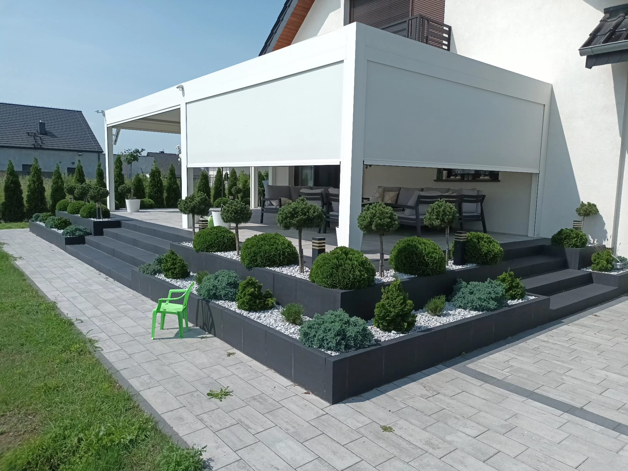 Posesja z pergolą i zielenią – Dąbrowa